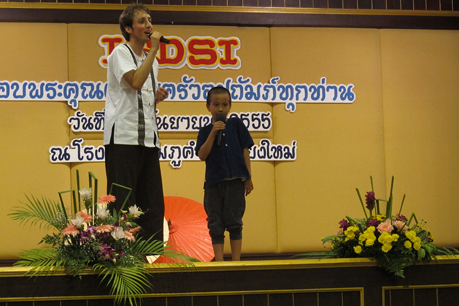 Eli Mulhausen singing in Thailand