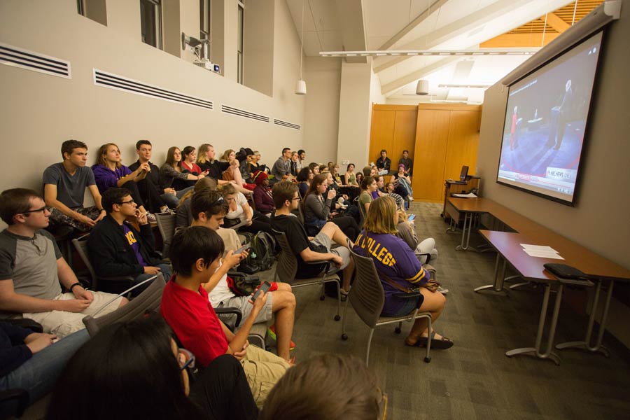 Knox students watch one of the 2016 presidential debates